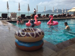 Chinesen im Pool 